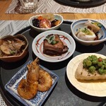 fu-fu shisen - 前菜6種盛（真ん中がマグロ叉焼、上から時計回りに大連クラゲ甘酢漬け、里芋広東風醤油、グリーンピースとパン、猿海老素揚げ、茸腐乳マリネ）