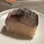 徳ㇵ本也 - 炙り秋鯖寿司