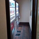 湯宿 季の庭 - 客室棟入口右側の自販機と製氷器(一番奥)