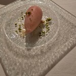 神楽坂 フレンチレストラン ラリアンス - 苦手なバニラアイスを抜いてもらったら桃のシャーベットを用意してくれました♡(இдஇ