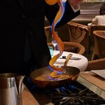 神楽坂 フレンチレストラン ラリアンス - テーブルまで来て下さり、デザートは目の前で作ってもらえます