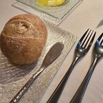 神楽坂 フレンチレストラン ラリアンス - ホイップバターが苦手と言ったらオリーブオイルを付けて下さいました