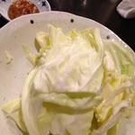 炭火焼鳥 どん - 生キャベツは特製味噌で頂きます。