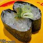 スシロー - 最近の回転寿司はさび抜きが多いので、小袋からわさびを取り出して、ネタの下に忍ばせます。