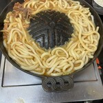 ホルモン幸楽 - タレがなくなる前に締めのうどんを煮込む