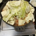 ホルモン幸楽 - その上に豆腐を並べて、たっぷりキャベツをドサっと