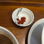 らぁ麺しろ - 辛つけ麺の辛味はデフォルトで別皿。