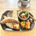 天然酵母のパンとおやつ　Kumu - 夏野菜のラタトゥイユとお食事パンプレートとホットコーヒー