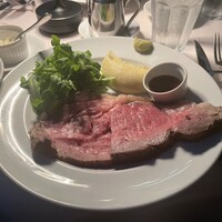トラットリア グランボッカ - メインの肉厚ジューシーなローストビーフ