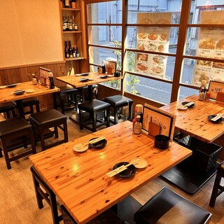 【3線利用可】木目美しいテーブル席でぬくもり感じるひと時を
