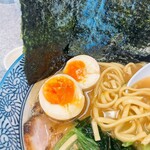 中華そば土屋商店 - デフォでゆで卵つきです