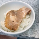 中華そば土屋商店 - 半分に切ってセルフチャーシュー丼