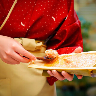 仲居が全ての具材を入れて、鍋をお作り致します