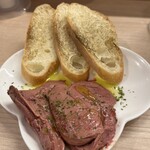 とりさし梅松 天満店 - 低温調理のレバーパテ600円　フランスパン添え