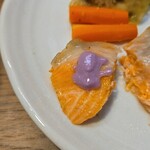 キッチン ブルー グローブ - 紫芋とクリームチーズソースを乗せて