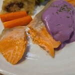 キッチン ブルー グローブ - 秋鮭ポワレをカット、肉厚です