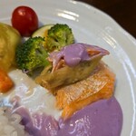 キッチン ブルー グローブ - ポワレの下には茄子