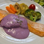 キッチン ブルー グローブ - 反対側から、白だしと紫芋とクリームチーズソースはタップリ！！