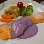 キッチン ブルー グローブ - 秋鮭ポワレのアップ、彩りが鮮やか