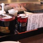 活鮮寿司 - 醤油３種。ワンプッシュ容器が見えます。