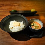 マキノンチ - いわがきハマグリアオリイカいり混ぜご飯チーズのせタイ米にトムヤムクンをかけて