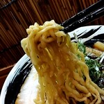 俺の中華たなか家 - 自家製麺リフト⤴️太麺に濃口醤油スープが絡んで旨し(๑´ڡ`๑)