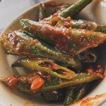 キムチの黄家 - 青唐辛子の味噌漬けが美味しそうで
      辛いかお尋ねしたら
      ｢辛いよ～～～！｣
      って言われたのでやめときました笑
      