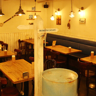 【貸切可】海の家を思わせる、ウッド調の爽やかな店内