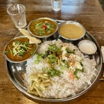 スパイス・ツリー - パドバを割ってまぶす前の2種盛り（スパイスツリーチキンとバナナエビと樹豆）プレートの御姿 空いたグラスは瞬殺で無くなって一杯目のヨロッコビール