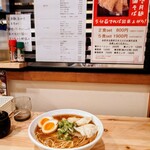 月麺 - カウンター席にて