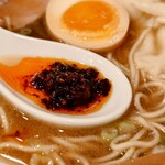 月麺 - 後半は特製ラー油で味変