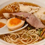 月麺 - 分厚いチャーシューが鎮座する