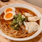 月麺 - 味玉しょうゆらーめん1,000円／大盛り100円／ワンタン（2個）120円