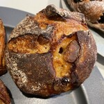 パンやきどころ RIKI - マカダミアナッツとホワイトチョコの天然酵母