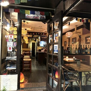 気兼ねなく過ごせる雰囲気で、食事と会話を楽しむひととき