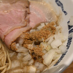 NIBOSHI MANIA - タマネギの上に煮干し粉