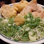 饂飩頑陣 - ねぎ増しにしたので、ねぎの量はかなり増えてます。そして、中央にはすりおろし生姜。
