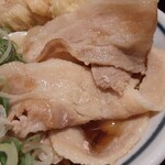 饂飩頑陣 - そんなに醤油感がない豚バラさんが、うわべだけでなく下のほうにもいてました。ちょいカタくらいかな？