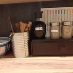 饂飩頑陣 別邸 - カウンター上の面々ですが、１番左の丼には揚げ玉が。前回来たとき気付かなかったなあ....