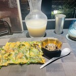 参鶏湯 tan - たっぷりニラと浅利のチヂミ、生マッコリ