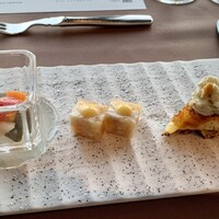 レストラン 北野クラブ - あ、シャンパーニュ撮り忘れた…真ん中のカマで作ったブイヤベースが旨味濃ゆめです！右のワッフルとブルーチーズもパンチが有って美味かった！