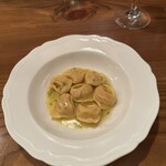 ジロトンド - 4皿目
      イタリア産かぼちゃ「ズッカデリカ」を詰めたカッペッラッチ セイジバター