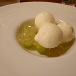 ビストロ ラグリ - シャインマスカットとフローズンヨーグルトアイス 〆に美味しい