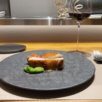 アルゴリズム - 赤平火をどりのもも肉、手羽中のコンフィ、ニンニクソースで獅子唐まで味付け