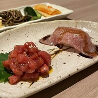近江うし 焼肉 にくTATSU 青山本店 - ユッケと肉寿司