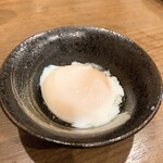 大衆酒場 斎藤商店 - お通しの温玉