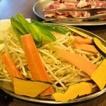 ジンギスカン佐藤 - ３人前の野菜^ - ^