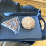 今日のおやつ!noble - nobleさん1番人気メロンパン。167円  同僚から頼まれた　たっぷりナッツのケーク238円をテイクアウト。このメロンパン一度食べたら病み付きになる旨さですよ〜