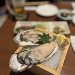 厚岸水産 かき小屋 池下店 - 厚岸産4L卵持ち生牡蠣