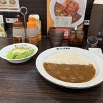 カレーハウスCoCo壱番屋 - 料理写真:ビーフカレー、ほうれん草ハーフ、ご飯150g、10辛。野菜サラダ。